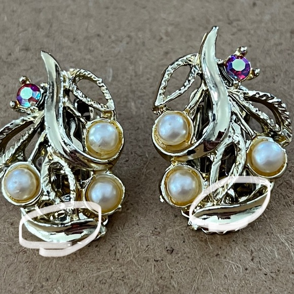 Gold Tone Faux Pearl Necklace and Vintage Faux Clip Earrings - Picture 8 of 12